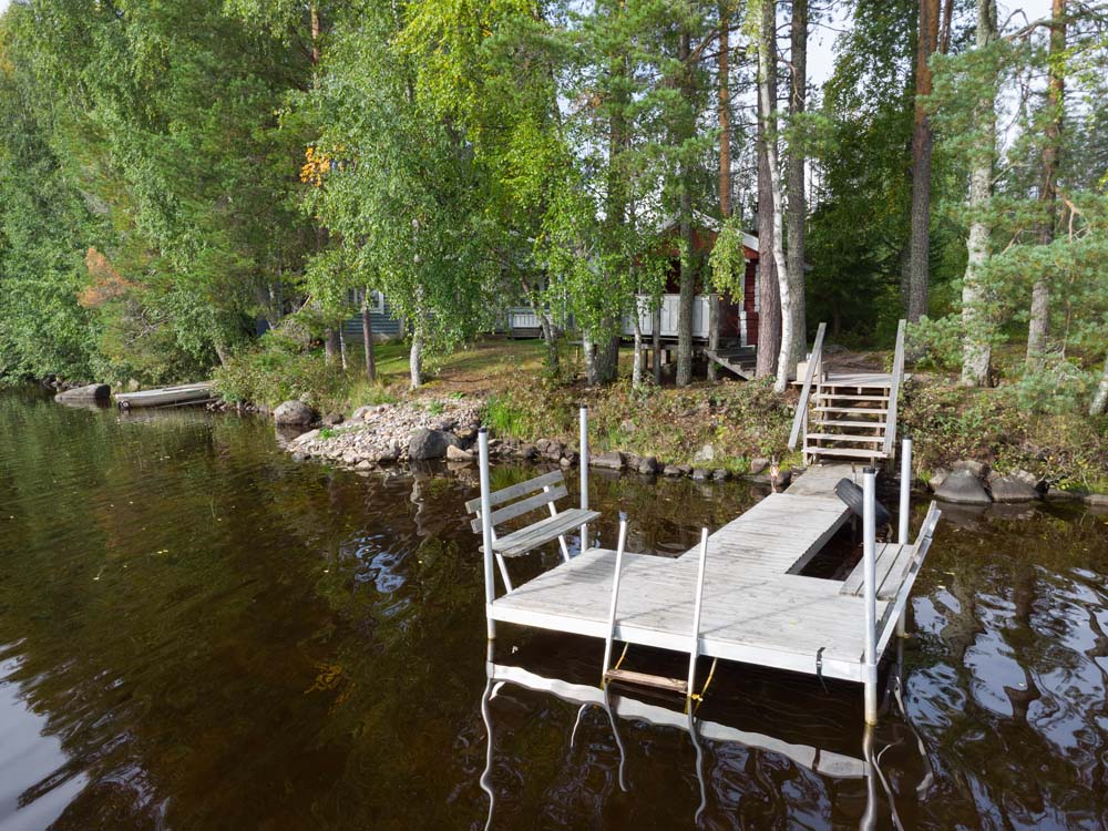Laituri ja portaat johtavat metsäisen rannankin mökille Kannonjärven hiekkarannalla.